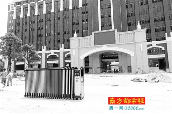 開學(xué)在即學(xué)校施工還不見停 家長(zhǎng)擔(dān)憂裝修污染