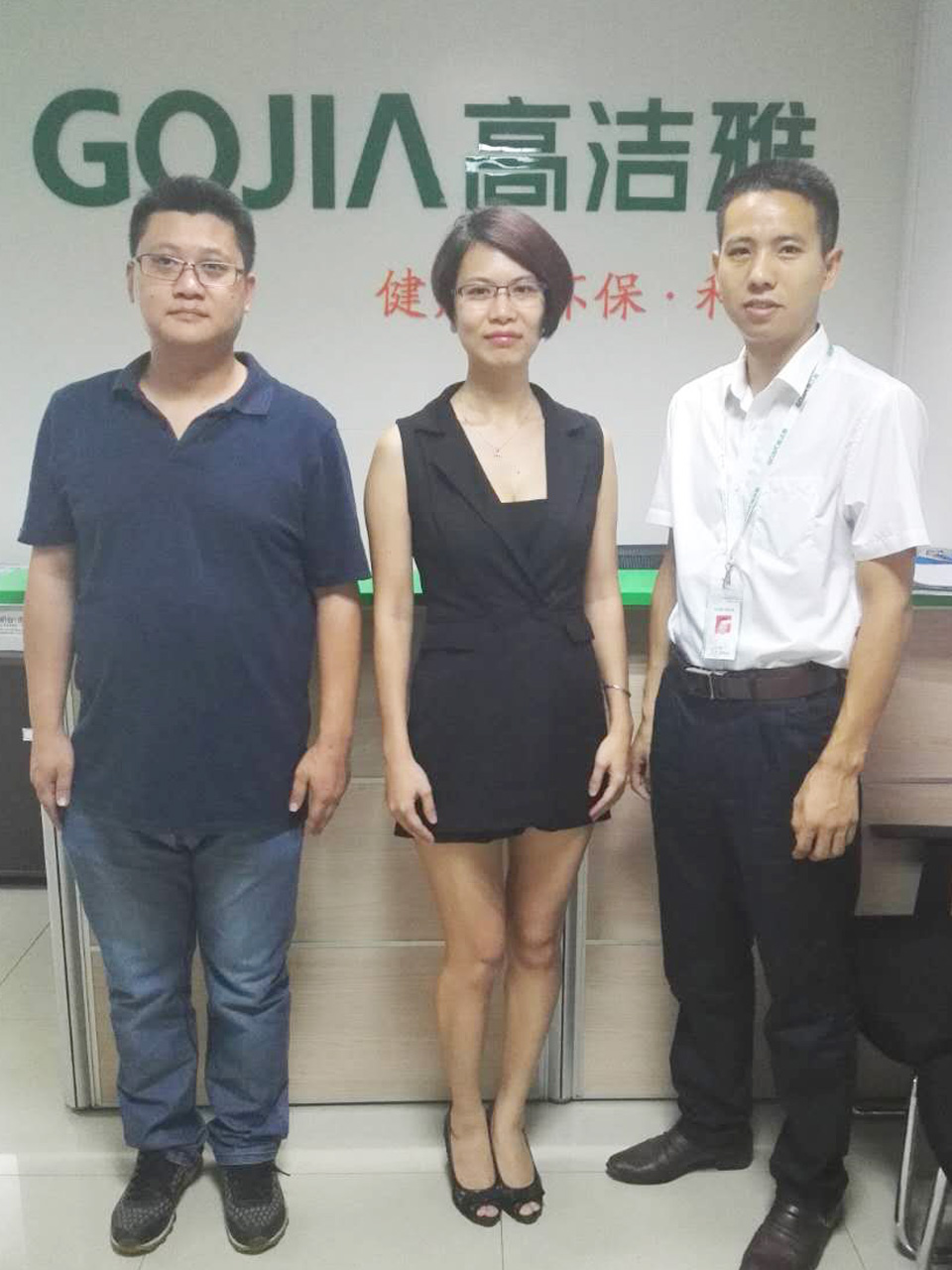 （霍先生、廖小姐與高潔雅總部招商部劉經(jīng)理合影）