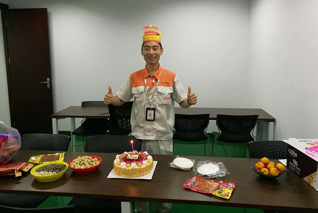 高潔雅歡樂共慶工程部羅少生日！作為專業(yè)的除甲醛公司，高潔雅十分注重員工的人文管理，孝順、正能量。